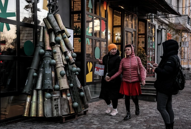 Božić u Ukrajini - Kijev, jelka od iskorišćene municije