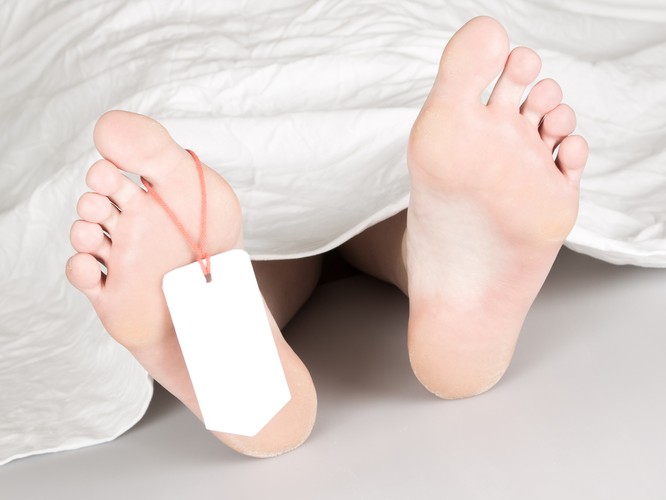 W Polsce koroner oznacza lekarza medycyny sądowej (potocznie nazywanego medykiem sądowym), którego praca polega na stwierdzaniu lege artis zgonów pacjentów. Do obowiązków miejskiego koronera pracującego na zlecenie władz miasta w Polsce należy: stwierdzenie zgonu, ocena przyczyn śmierci (naturalne lub o podłożu kryminalnym), wystawienie odpowiednich dokumentów oraz prowadzenie ewidencji.