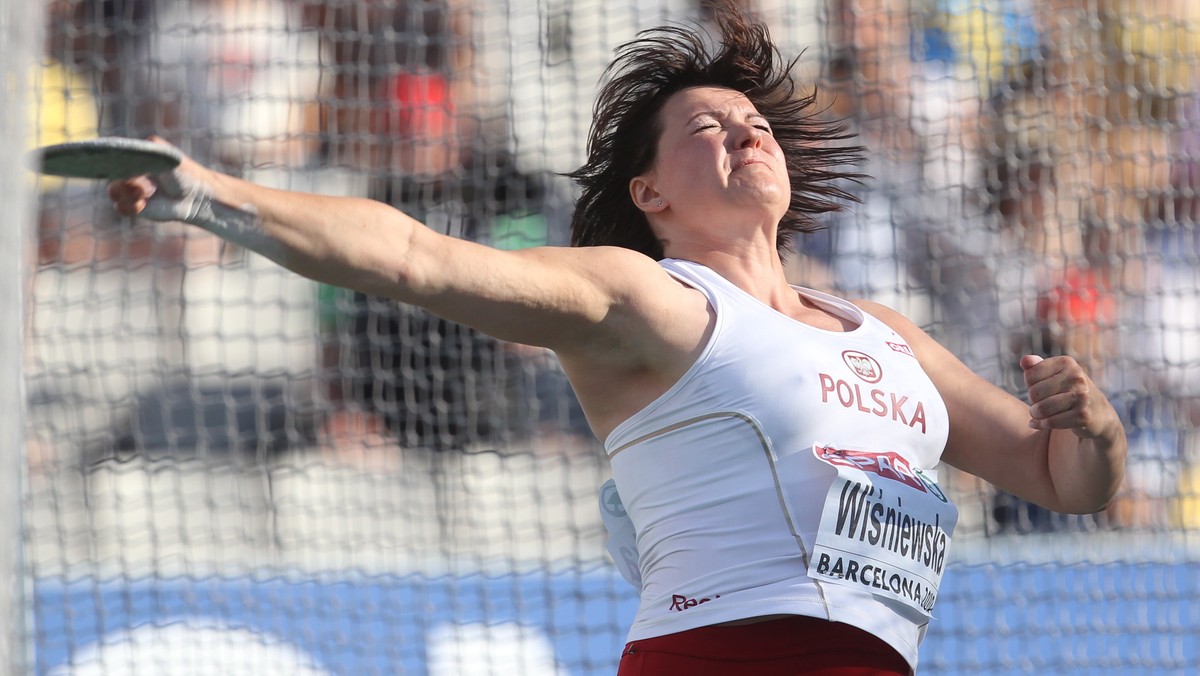 Joanna Wiśniewska zdobyła brązowy medal w rzucie dyskiem podczas trwających w Barcelonie mistrzostw Europy w lekkiej atletyce. Zawodniczka LKS Polkowice w swojej czwartej próbie uzyskała 62,37 m i właśnie tą próbą zapewniła reprezentacji Polski pierwszy krążek w stolicy Katalonii. Złoty medal, dzięki ostatniemu rzutowi na 64,67 m, wywalczyła Chorwatka Sandra Perković.