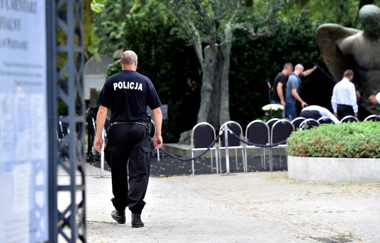 Przygotowania do uroczystości pochówku Jana Kulczyka na Cmentarzu Jeżyckim w Poznaniu