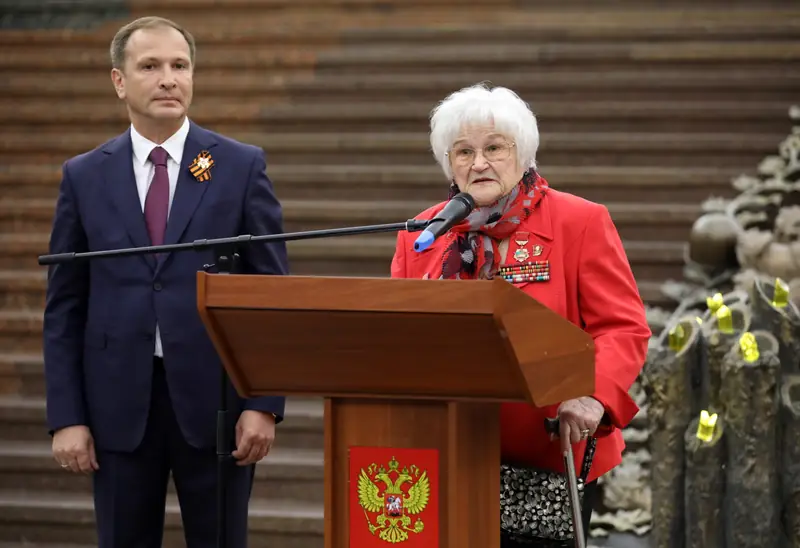 W Muzeum Zwycięstwa w Moskwie otwarto wystawę przedstawiającą najważniejsze wydarzenia Wielkiej Wojny Ojczyźnianej. Pilot pułku nocnych bombowców Armii Radzieckiej Galina Brok-Beltsova przemawia na otwarciu wystawy / Zdjęcie: Mikhail Pochuyev \ TASS via Getty Images