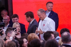 "Nie trzeba kłaniać się Putinowi i demonizować migrantów". Niemiecki dziennik podaje przykład Polski