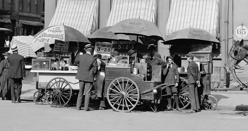 Ciepłe frankfurterki - jedno z pierwszych współczesnych dań street foodowcyh, Nowy Jork, ok. 1906 