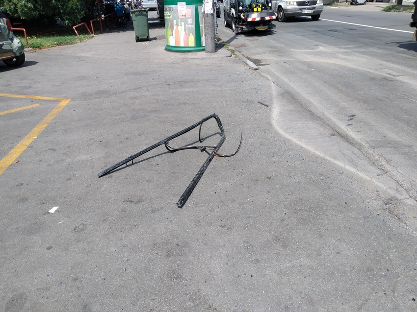 Na mestu gde se eksplozija dogodila ostali su raspadnuti delovi autobusa koji se zaustavio nedaleko odatle