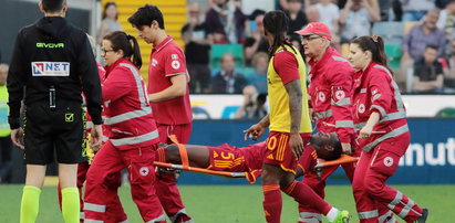 Dramat podczas meczu. Piłkarz nagle osunął się na ziemię. Trzymał się za klatkę piersiową