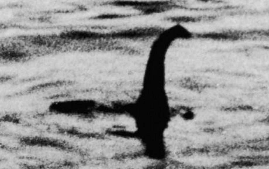 Rzekome zdjęcie legendarnego potwora z Loch Ness z 1934 r., które później okazało się mistyfikacją.