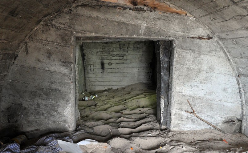 "Morze odkryło kilka elementów bunkrów na wydmach, o których istnieniu nie wiedzieliśmy wcześniej. Erozja plaży spowodowała, że część obiektów wojskowych została już dawno zniszczona" – powiedział pracownik Muzeum Oręża Polskiego w Kołobrzegu.