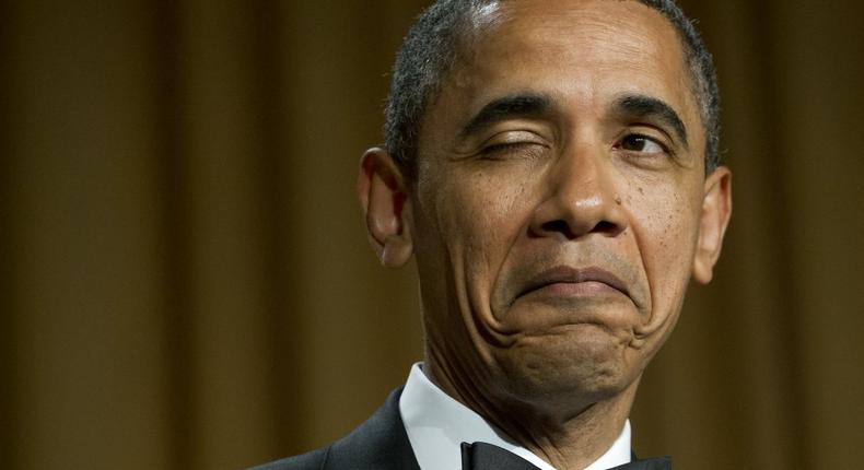 Barak Obama fait un clin d'œil en racontant une blague sur son lieu de naissance lors du dîner de l'association des correspondants de la Maison Blanche en 2012. Saul Loeb/AFP/Getty Image.