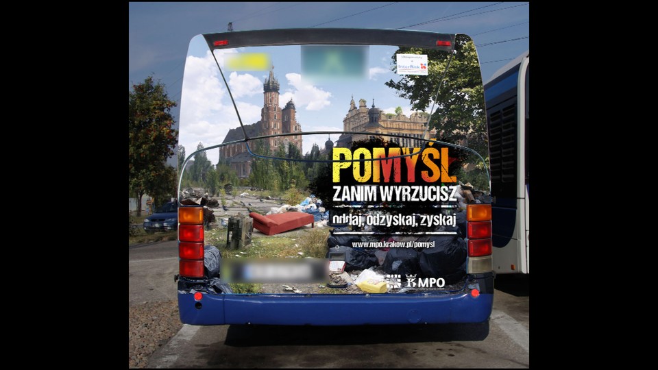 Plakat na autobusie