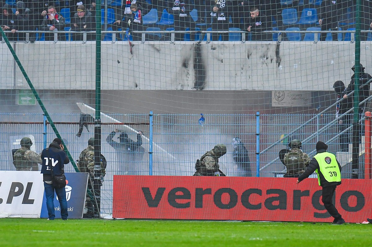 Skandal w Ekstraklasie. Mecz przerwany, interweniowała policja! [WIDEO]