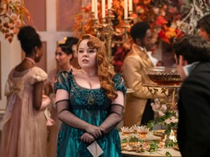 Kézen fogva érkeztek: A Bridgerton család 3. évadának szerelmesei között csak úgy izzott a levegő a vörös szőnyegen