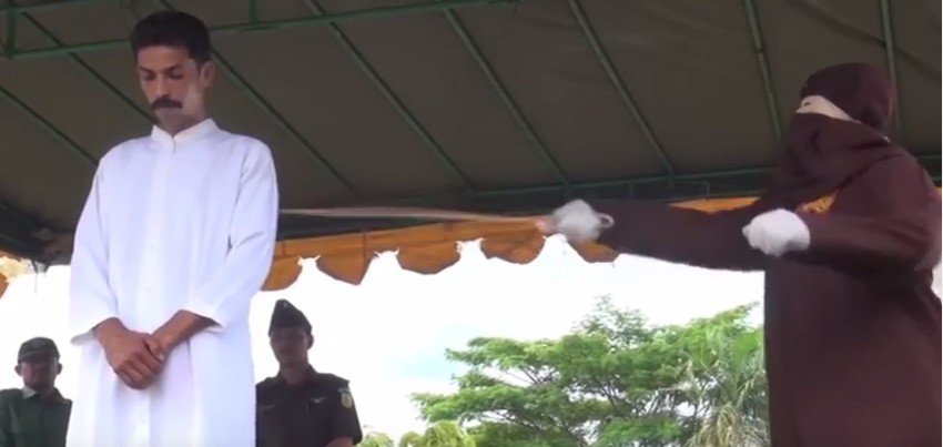 Muškarci i žene su išibani jer su preblizu stajali jedni drugima