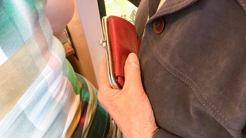 Emerytura plus trafiła do emerytów w maju tego roku. Wynosiła 888,25 zł na rękę.