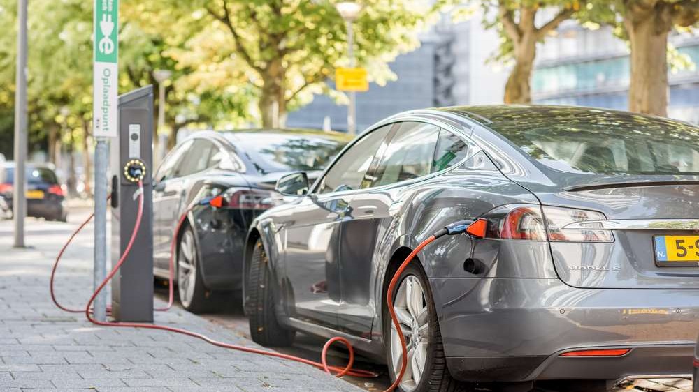 Elektromobily v Holandsku spotrebujú viac elektriny ako vlaky: Čo to znamená pre budúcnosť dopravy?