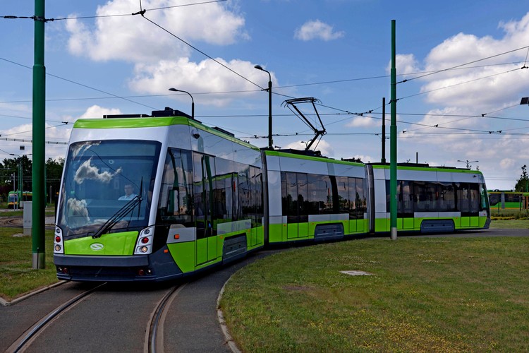 Olsztyn miał odwrotny problem niż Bydgoszcz: kiedy 15 tramwajów było już gotowych, przeciągały się roboty budowlane. Infrastrukturę kończyło pięciu wykonawców-  Budimex, Skanska, Strabag, Torpol i Balzola – po tym, jak z z budowy wyrzucony został koncern FCC. Teraz ratusz w Olsztynie i hiszpański wykonawca przerzucają się pozwami, a w piątek odbędzie się pierwsza rozprawa.
Wartość dofinansowania UE wyniosła w umie 385 mln z inwestycji wartej ponad pół miliarda, która objęła tory i tabor, ale też buspasy, jezdnie, system ITS itd.