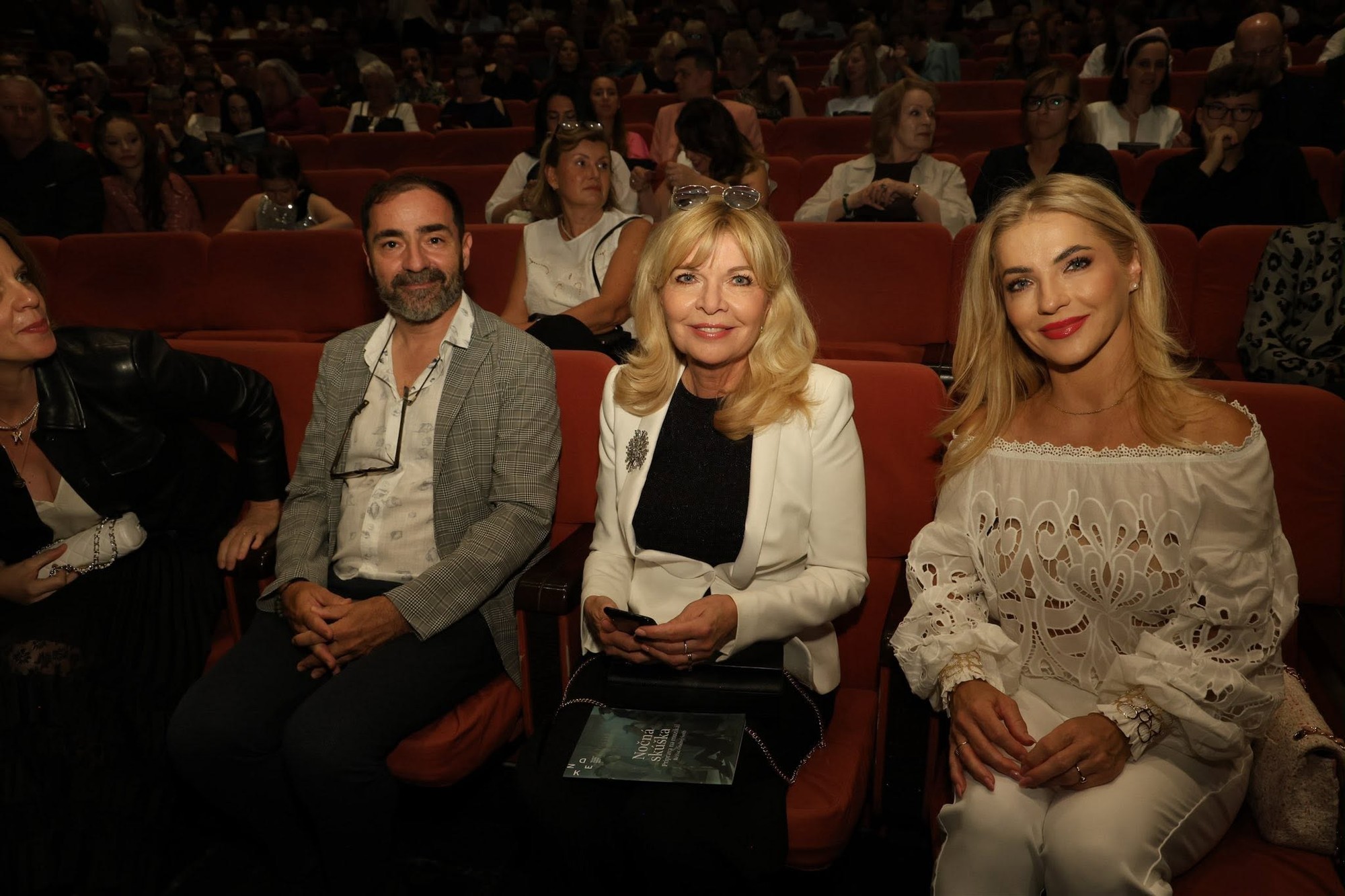 Ministerka kultúry Martina Šimkovičová a šéfka SND Zuzana Ťapáková (uprostred).