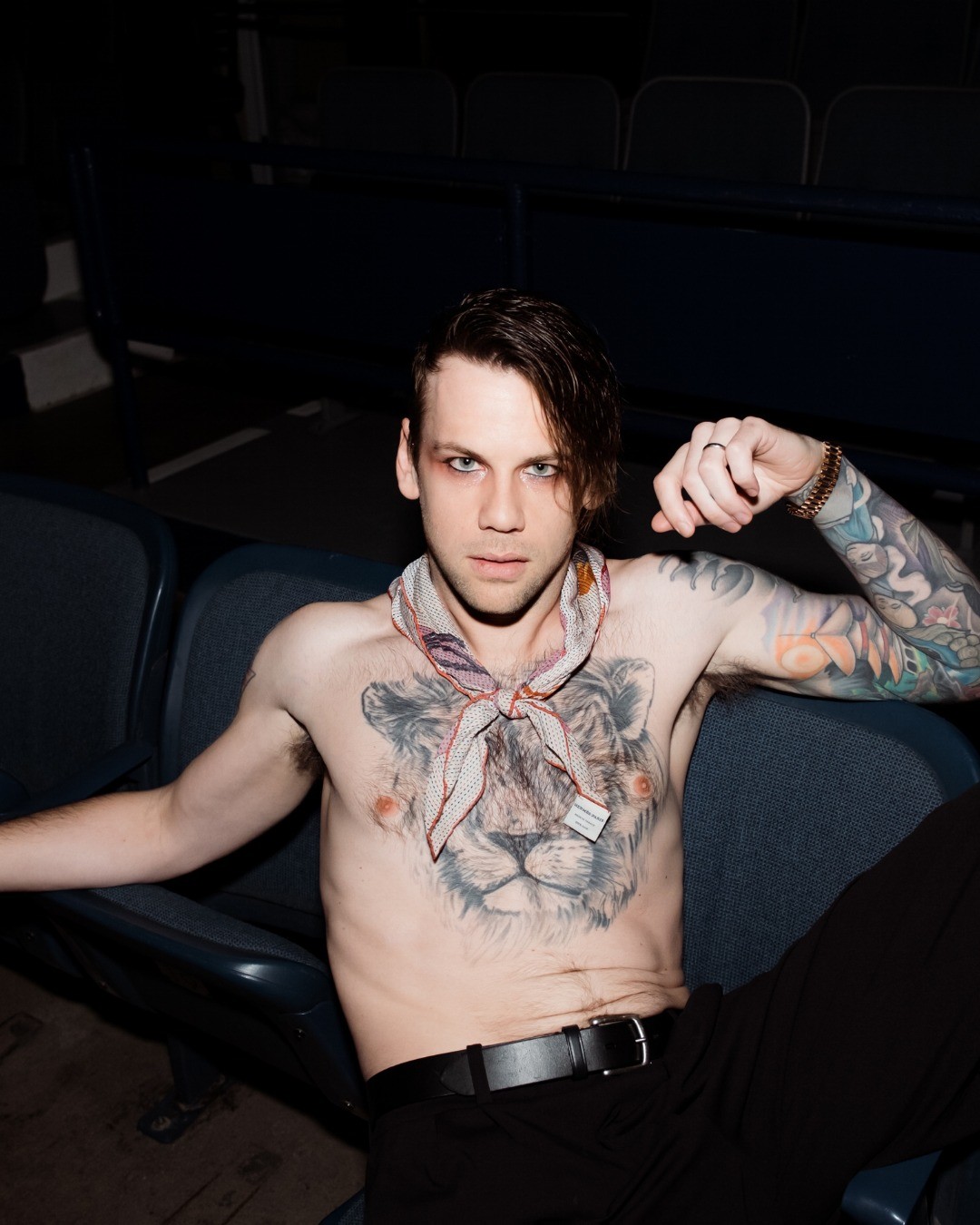 Spevák Caleb Shomo.