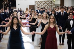 Studniówka 2024: Ile kosztuje bal przed maturą? Ceny mogą szokować