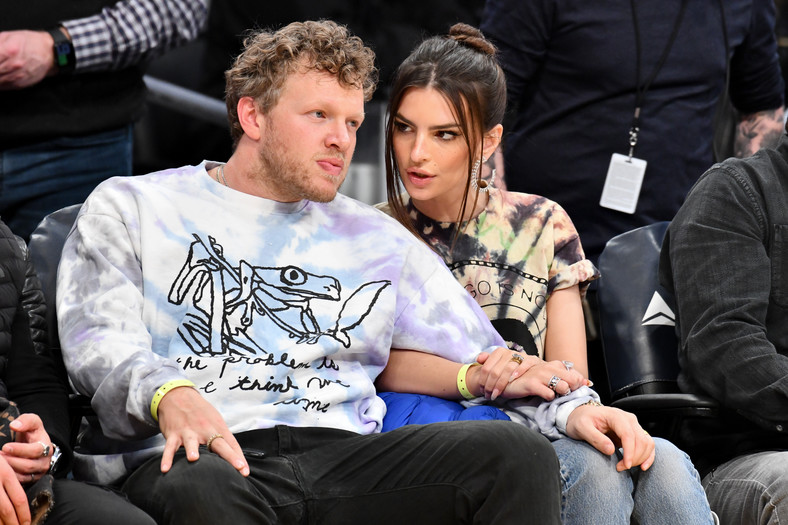 Emily Ratajkowski i Sebastian Bear-McClard na meczu NBA