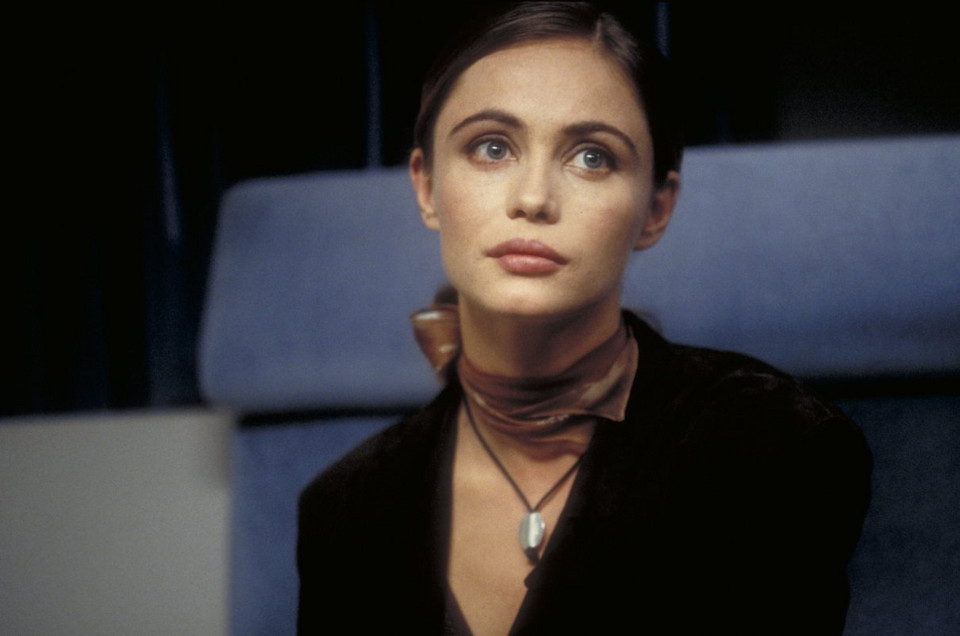 Emmanuelle Beart w "Mission: Impossible" - kadr z filmu (1996)