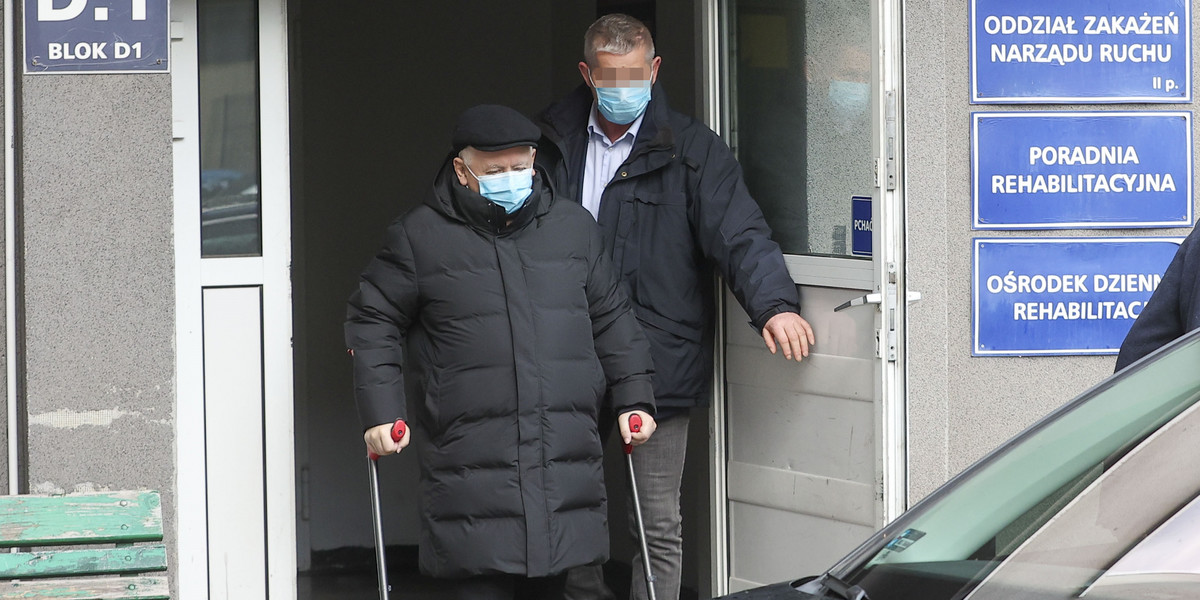 Jarosław Kaczyński wyszedł ze szpitala. Przyjechali po niego ochroniarze