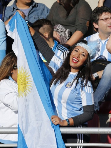 Piękne fanki i szaleni kibice na Copa America