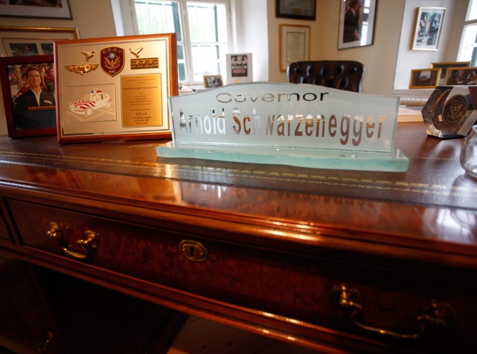Replika biurka gubernatora Schwarzeneggera