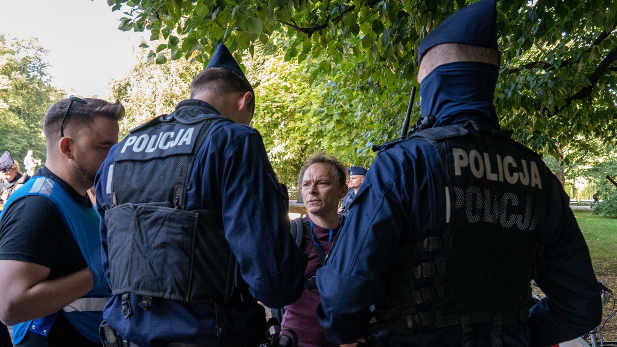 Warszawa. Nalot policji za baner. "Morawiecki wuj..."