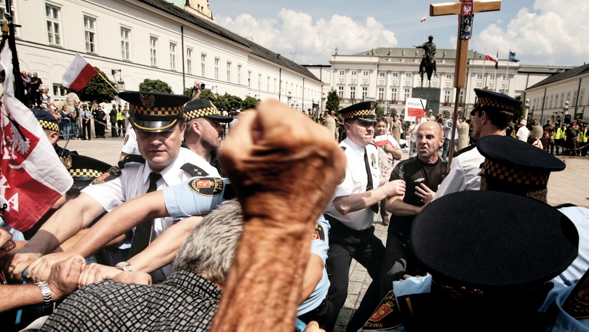 Fotografia przedstawiająca starcia między przeciwnikami i zwolennikami pozostawienia krzyża przed Pałacem Prezydenckim, wykonana przez Jacka Waszkiewicza z agencji fotograficznej Reporter, została zdjęciem roku w konkursie Grand Press Photo. Oprócz zdjęć, nagrodzono też fotoreportaże i po raz pierwszy fotokasty.