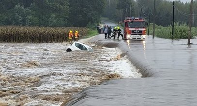 Dramatyczna akcja na Opolszczyźnie. Woda uwięziła kobietę w aucie. Tak ją ratowano