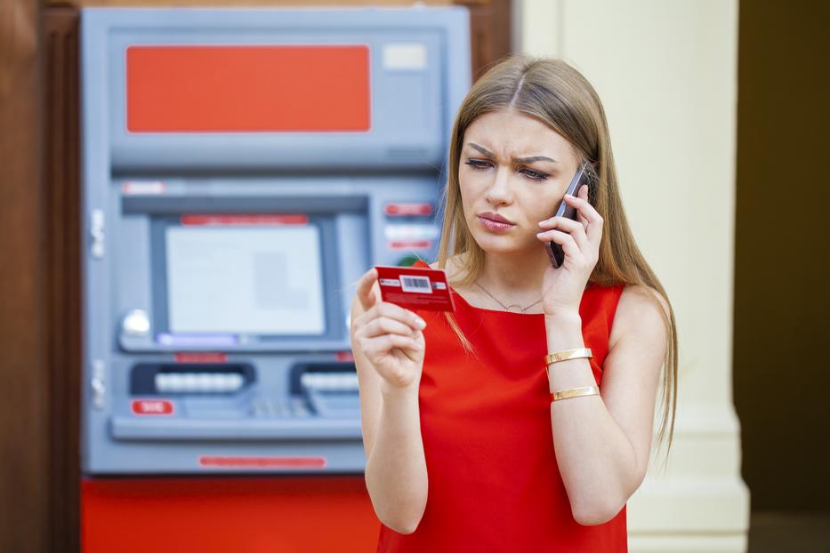 Ha sikertelen a pénzfelvétel, hívjuk az automatán
feltüntetett telefonszámot, és érdeklődjünk az üzemeltetőnél
a hiba okáról /Fotó: Shutterstock