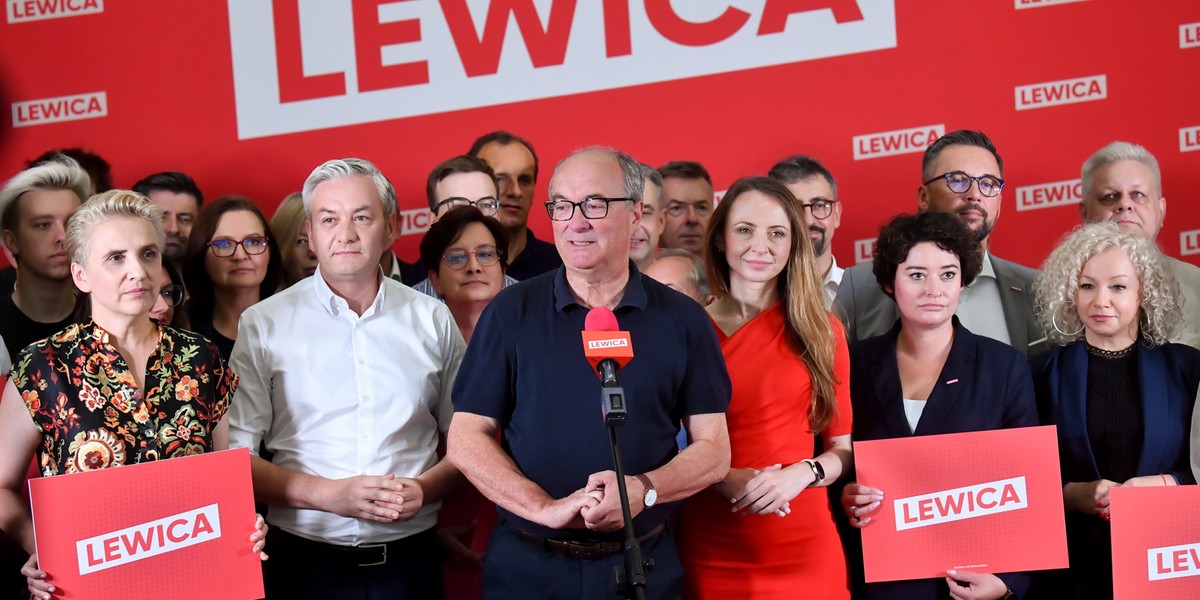 Konferencja prasowa Lewicy. Front, od lewej posłowie Lewicy: Joanna Scheuring-Wielgus, Robert Biedroń, Włodzimierz Czarzasty, Agnieszka Dziemianowicz-Bąk, Anna Maria Żukowska, Katarzyna Kotula