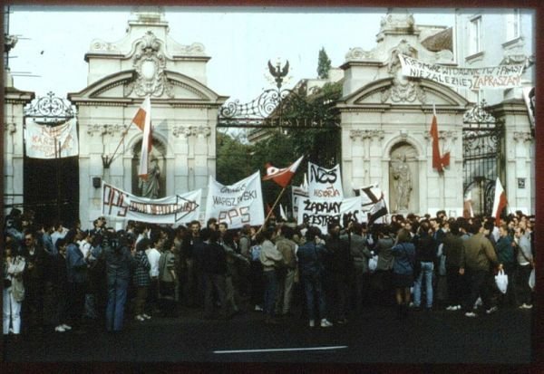 Zdjęcie z demonstracji przed bramą Uniwersytetu Warszawskiego zrobione w maju 1988 r., fot. Rafał Werbanowski, za zgodą autora zdjęcia.