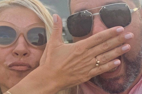 LJUBAV TINJA NA TAJLANDU Srpskoj voditeljki i njenom dečku doktoru popustile kočnice: On juri džet-skijem, a ona ga ZAVODI U KUPAĆEM (FOTO)