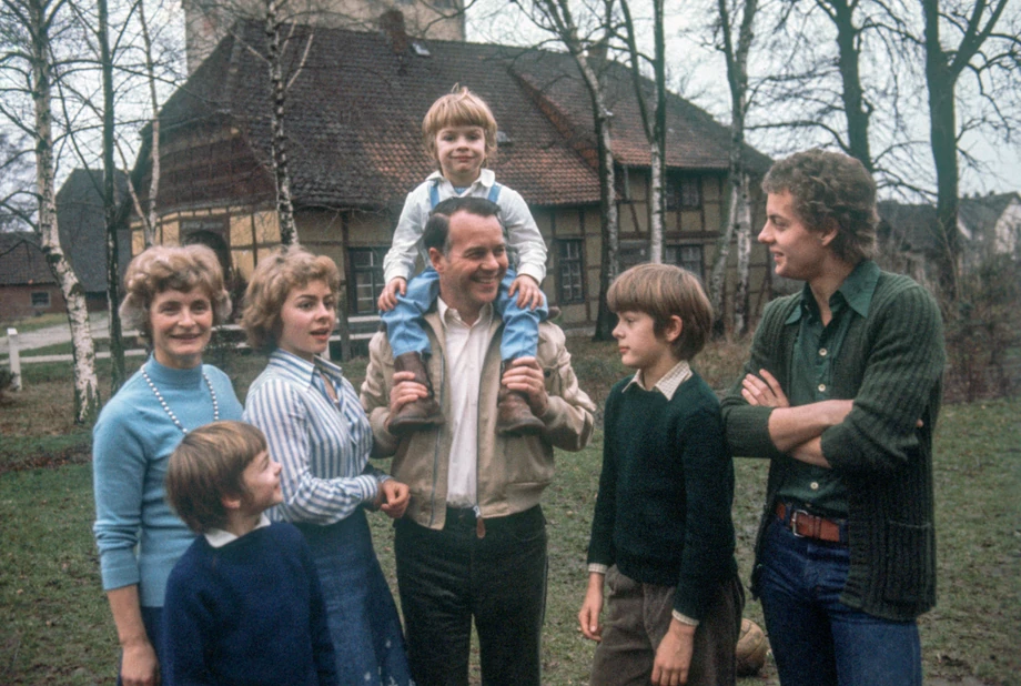 Ernst i Heidi Albrecht razem z dziećmi, druga od lewej młoda Ursula. Zdjęcie zrobiono w styczniu 1976 roku.