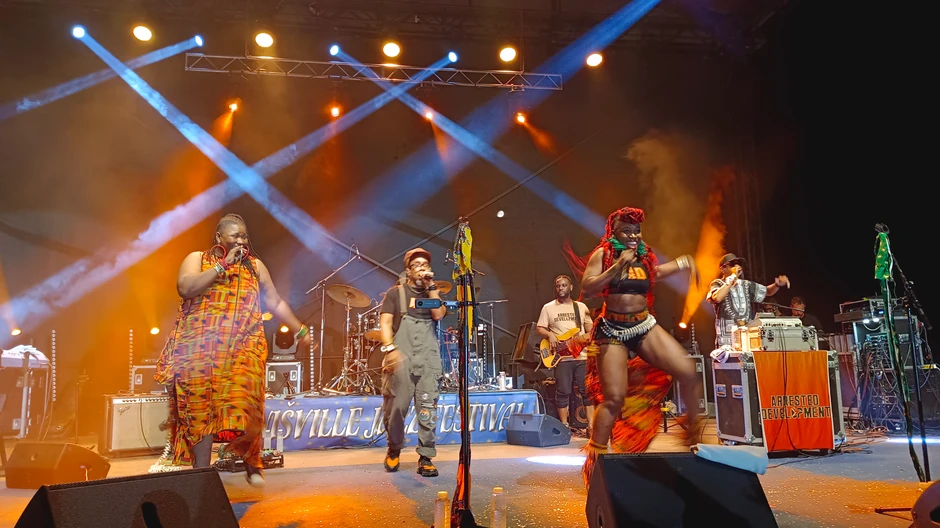 Arrested development nastupio na Nisvilu