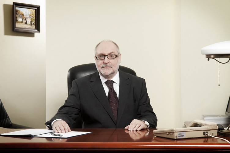 <strong>Miejsce 33. Maciej Bando, prezes Urzędu Regulacji Energetyki</strong>
<br /><br />
Zawdzięczamy mu to, że ustalone na ten rok ceny energii elektrycznej oraz gazu są niemal takie same, jak w roku poprzednim. Rachunki za prąd, jakie płacą obecnie gospodarstwa domowe, są przeciętnie tylko o 1–2 zł wyższe niż w 2014 r., nieznacznie potaniał gaz, ale podrożała jego dystrybucja. Przyjęty przez prezesa URE poziom jest istotny nie tylko z punktu widzenia odbiorców indywidualnych czy przemysłowych, lecz także dla koncernów energetycznych. Muszą one mieć fundusze na inwestycje, które są niezbędne dla zachowania bezpieczeństwa energetycznego kraju. Po tym, jak pod koniec 2013 r. ze stanowiska odszedł Marek Woszczyk – Maciej Bando stoi na czele URE. Najpierw był po. prezesem, a następnie, od czerwca rozpoczął pięcioletnią kadencję jako pełnoprawny szef tego urzędu. (bam)<br /><br />