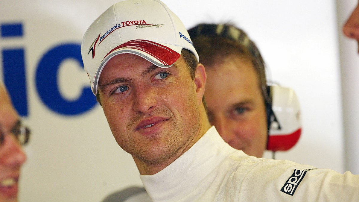 Michael Schumacher öccse coming outolt, itt a közös fotó is