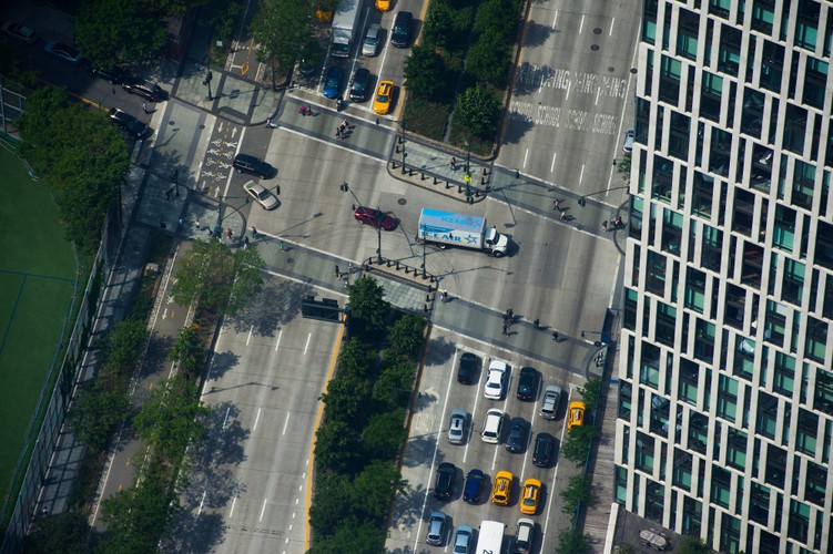 Widok na Manhattan z wieżowca One World Trade Center. W dole widać West Street. fot. Craig Warga/Bloomberg