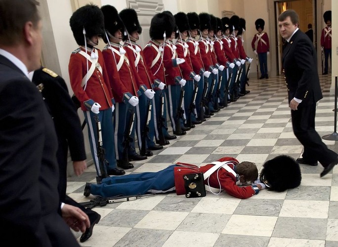 Wypadek podczas pobytu rodziny królewskiej w Christiansborg Palace w Kopenhadze; jeden z żołnierzy zemdlał