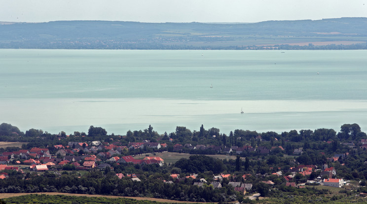 Két horgászt mentettek ki a Balatonból Zánkánál, félig elsüllyedt hajóban, átfagyva várták a mentőcsapatokat / Illusztráció: Ringier-archív