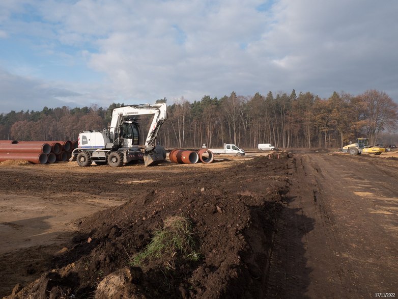 Budowa drogi ekspresowej S-1 - odcinek węzeł Oświęcim - Dankowice - zdjęcia z poziomu ziemi - 17.11.2022 - autor: GDDKiA