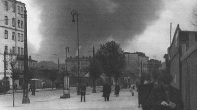 "Getto się pali, Warszawa krztusi się dymem". Powstanie widziane z obu stron muru