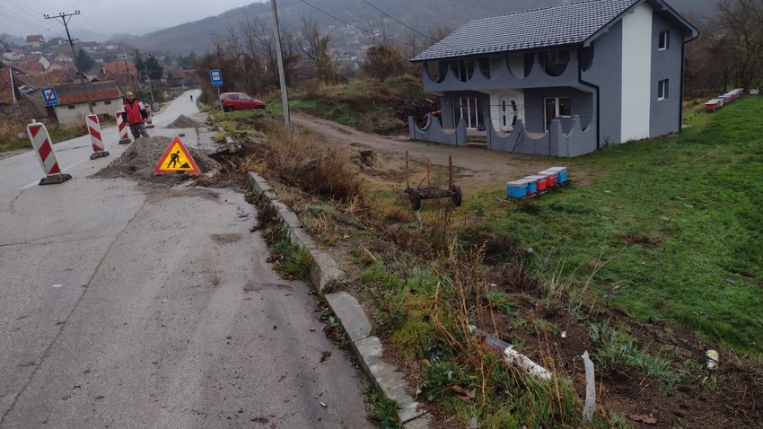 Mesto nesreće na kojem se prevrnuo sanitet kod sela Bovan