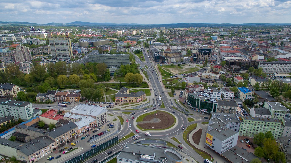 Najbliższy weekend upłynie w Kielcach pod znakiem zabawy i modlitwy. Jutro i w niedzielę stolicę regionu świętokrzyskiego odwiedzi blisko dwa tysiące pielgrzymów, którzy w drodze na Światowe Dni Młodzieży zatrzymali się w parafiach diecezji kieleckiej. W związku z tym w mieście zostaną wprowadzone tymczasowe zmiany w organizacji ruchu.