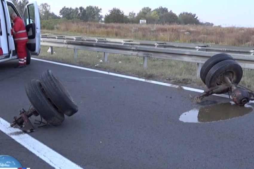 Od siline udarca sa kamiona je otpala osovina