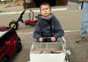 Danila svi posmatraju kao dete, zaneme kad čuju koliko ima godina: Zbog retkog poremećaja ne može da raste