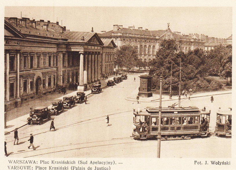 Widok na plac z pałacem w głębi, pocz. XX w.