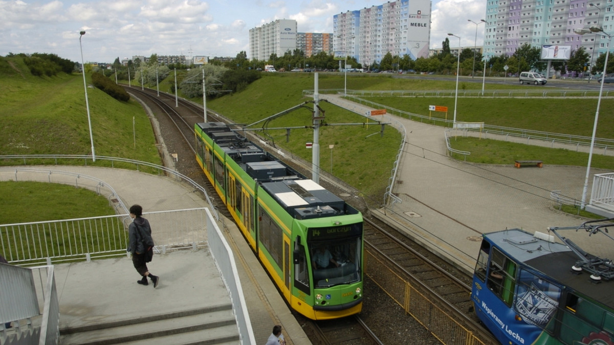 "Polska Głos Wielkopolski": Koszmarnie zapowiada się lato dla pasażerów MPK. W lipcu przez dwa tygodnie odcięta od tramwajów będzie północna część miasta. Przez kolejne dwa, tramwaje nie będą dojeżdżały na Dębiec. Ale i to nie koniec. Czekają nas także objazdy i wstrzymania ruchu. Krótko mówiąc, MPK rozpoczyna sezon remontowy.