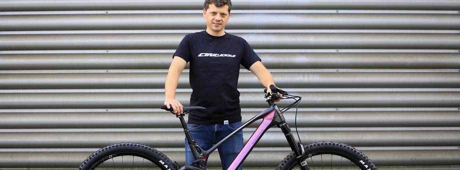 Paweł Marczak z rowerem marki Antidote Bikes